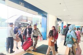 Pemilir di Terminal Pulo Gebang pilih bus karena nyaman