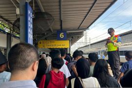 Stasiun Pasar Senen masih dipadati puluhan ribu penumpang pada H+7