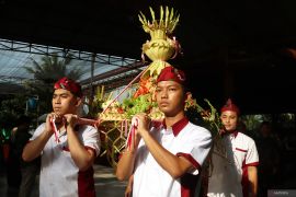 Kirab gunungan ketupat coklat peringati tradisi Bakdhan