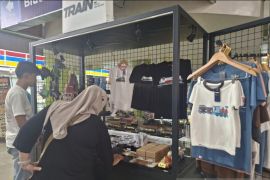 Toko suvenir miniatur kereta Stasiun Gambir ramai pembeli saat Lebaran