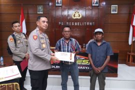 Kapolda Babel beri penghargaan kepada dua nelayan penemu 42 kilogram sabu di Belitung
