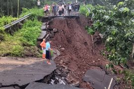 Dua orang luka akibat jalan menuju Air Terjun Madakaripura longsor