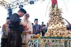 Gubernur Iqbal: Lebaran Topat harus dongkrak pariwisata di NTB