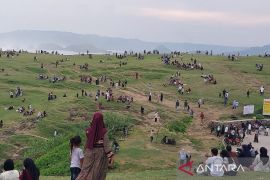 Ribuan wisatawan serbu Bukit Merese Mandalika nikmati sunset pasca-Lebaran