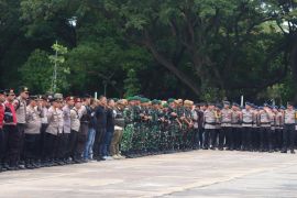 Ribuan personel gabungan amankan pembagian sembako di Monas