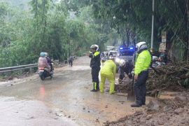 Dihantam Hujan Es, Jalur Arus Balik Bandung-Garut Sempat Lumpuh Tertutup Longsor!