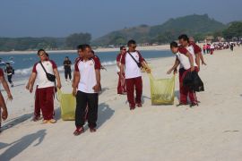 Pantai Tanjung Aan disapu bersih, Polisi pimpin Gerakan Indonesia Asri
