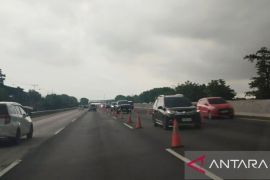 Petugas terapkan contraflow di Tol Japek atasi kepadatan arus balik pada Sabtu sore