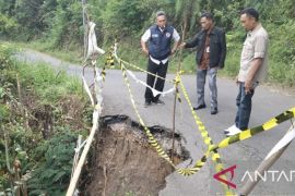 Jalan penghubung empat desa di Muara Enim nyaris putus akibat longsor