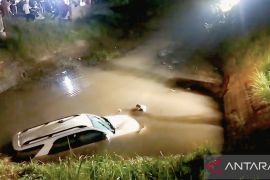 Kendaraan pemudik terjun ke irigasi di OKU Timur