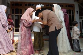 Wagub Emil ikuti tradisi Lebaran Ketupat di Durenan Trenggalek