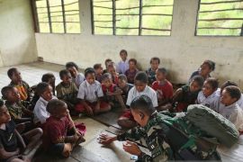 Prajurit Satgas Yonif 136 mengajar di SD Kalome Puncak Jaya