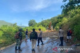 Personil gabungan buka jalan longsor di Mentewe