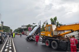 Reklame Roboh di Bandung, 4 Mobil Tertimpa