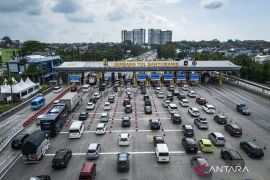 Melihat antrean kendaraan arus balik di Gerbang Tol Banyumanik Semarang