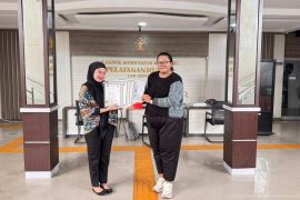 Kanwil Kemenkum Babel serahkan sembilan apostille belajar di Romania