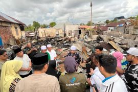 Gubernur Bengkulu serahkan bantuan bagi korban kebakaran rumah-PAUD