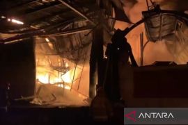 Damkar Bogor berhasil padamkan kebakaran pabrik plastik di Gunungputri dalam 7 jam