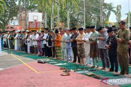 Warga Tanjungpinang shalat istisqa memohon turun hujan
