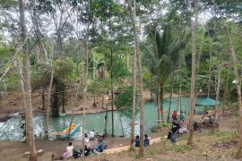 Nikmati wisata alam di bawah bukit, pengunjung padati Aik Biru Bukit Senja