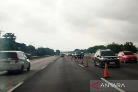 Petugas sempat terapkan contraflow di jalan Tol Japek atasi kepadatan