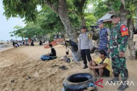 TNI AL perkuat pengamanan wisata pantai Temajuk saat Lebaran