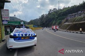 Polres Cianjur melakukan dua kali sistem satu arah di Puncak