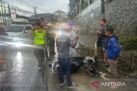 Detik-detik 2 Pemotor di Cianjur Hilang Terbawa Arus ke Sungai
