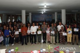 Bupati Taput serahkan Rp2,9 M bantuan Kemensos bagi korban bencana