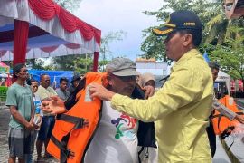 Pemkot Pariaman bantu pengusaha kapal wisata dalam pengadaan pelampung