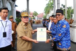 Wali Kota Pematangsiantar serahkan SK pensiun ASN di apel gabungan