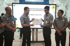 Kakanwil Kemenkum Sulbar serahkan penghargaan ke pegawai teladan