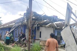 Angin puting beliung merusak 16 bangunan di Pacet Jabar