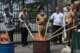 Kejari Sumedang memusnahkan barang bukti 37 perkara tindak pidana umum