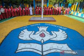 Momen hari pertama siswa masuk sekolah di berbagai daerah