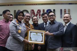 Kapolres Metro Bekasi terima penghargaan dari Komisi III DPR RI