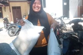 Bulog salurkan beras dan minyak untuk warga miskin Lebak