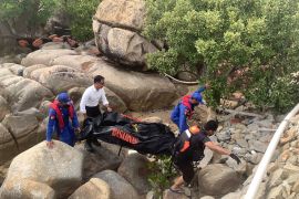 Tim SAR evakuasi jenazah di Perairan Karimun, diduga korban laka laut Singapura