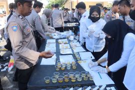 Seribu lebih personel Polres Lombok Tengah jalani tes urine mendadak