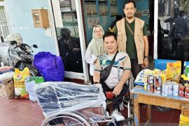 Penyadang disabilitas di OKU terima bantuan kursi roda