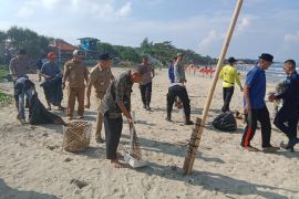 Petugas gabungan operasi bersih-bersih sampah di objek wisata pantai Garut