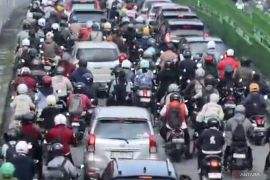 Hari pertama kerja, kawasan Jakarta Timur macet parah