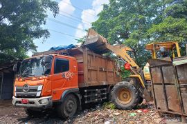 Target sepekan, LH Jaktim kerahkan 15 truk atasi sampah di Cipinang