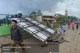 Puting Beliung Pacet:  Sejumlah Rumah di Mekarsari Rusak!
