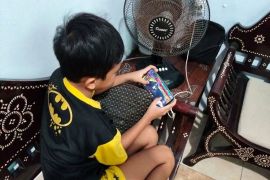 Ketika layar mengganti pelukan