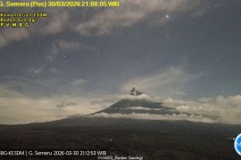 Gunung Semeru kembali erupsi disertai letusan setinggi 600 meter
