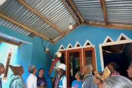 PLN menyalakan listrik untuk warga di perbatasan RI-Timor Leste