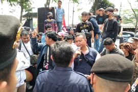 Petani protes harga jual bawang merah anjlok