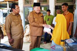 Pemkab Nagan Raya salurkan uang tunai Rp21 juta untuk 7 KK korban angin kencang