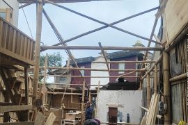 Dinsos Bandung menyalurkan bantuan untuk korban puting beliung di Pacet